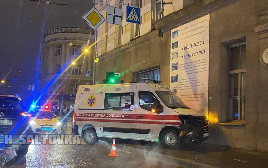 В Харькове – авария со скорой. От удара машины вылетела с дороги и врезалась в стену (фото, видео)