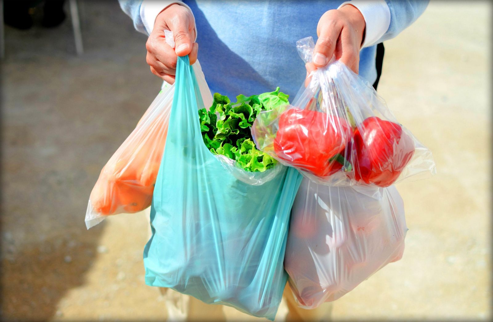С завтрашнего дня пластиковые пакеты в магазинах не могут стоить меньше двух гривен