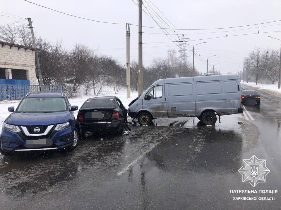 В Харькове – массовое ДТП: столкнулись четыре машины (фото)