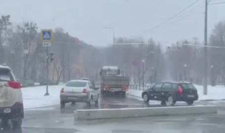 В Харькове из грузовика прямо на проезжую часть выпал бетонный столб (фото, видео)