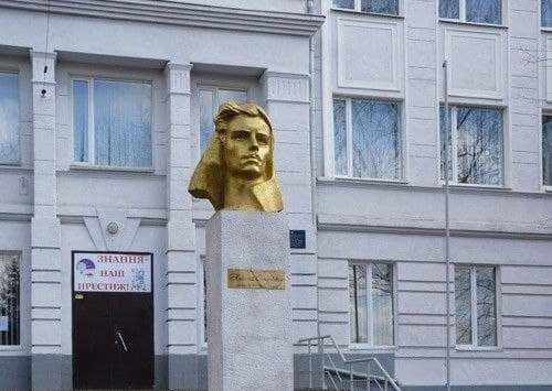В Харькове снесли памятник писателю