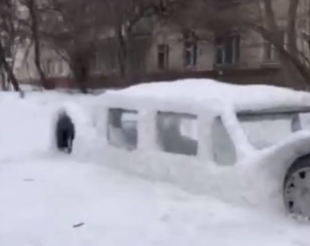 В Харькове появился автомобиль из снега (видео)