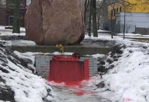 В Харькове облили краской памятник (фото)