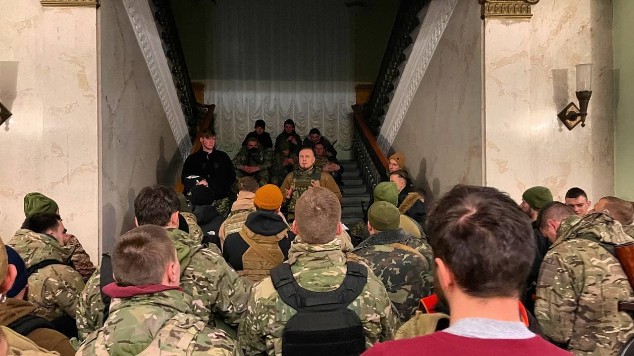 В здании Харьковской обладминистрации собираются люди, готовые встать на оборону Харькова