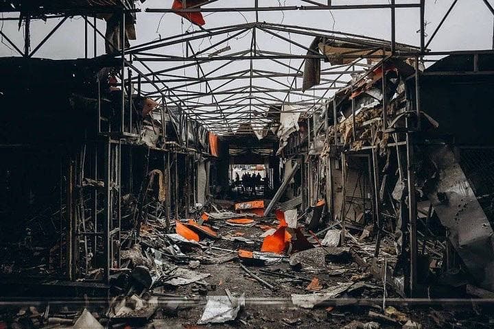 В Харькове в результате обстрела сгорел рынок: фото