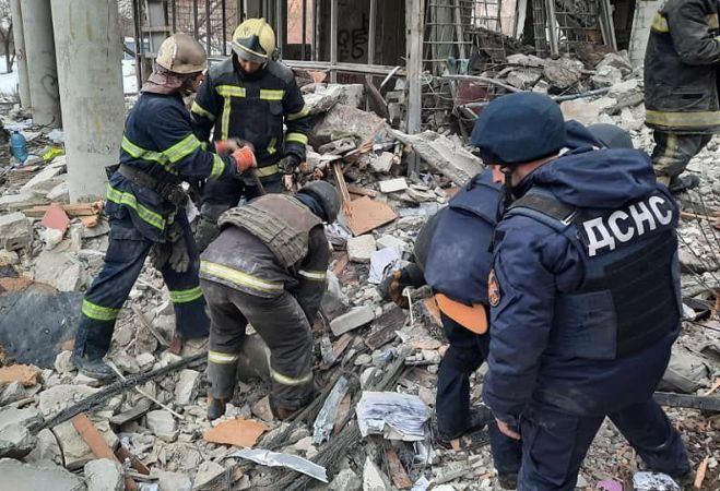 Харьковским спасателям нужна техника, чтобы разбирать завалы