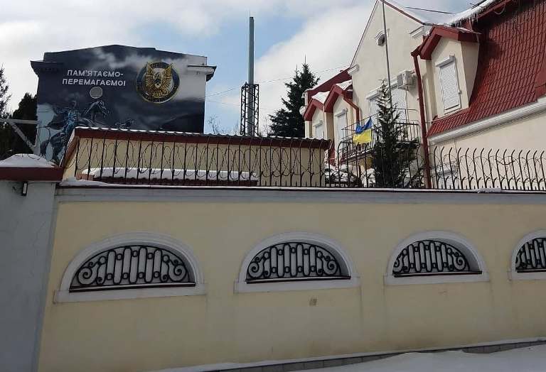 В Харькове над российским консульством вывесили украинский флаг