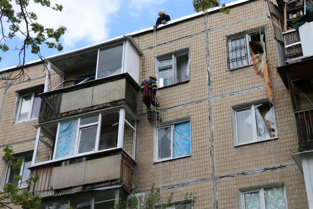 В Харькове разбирают жилой дом, сильно пострадавший от обстрелов: фото