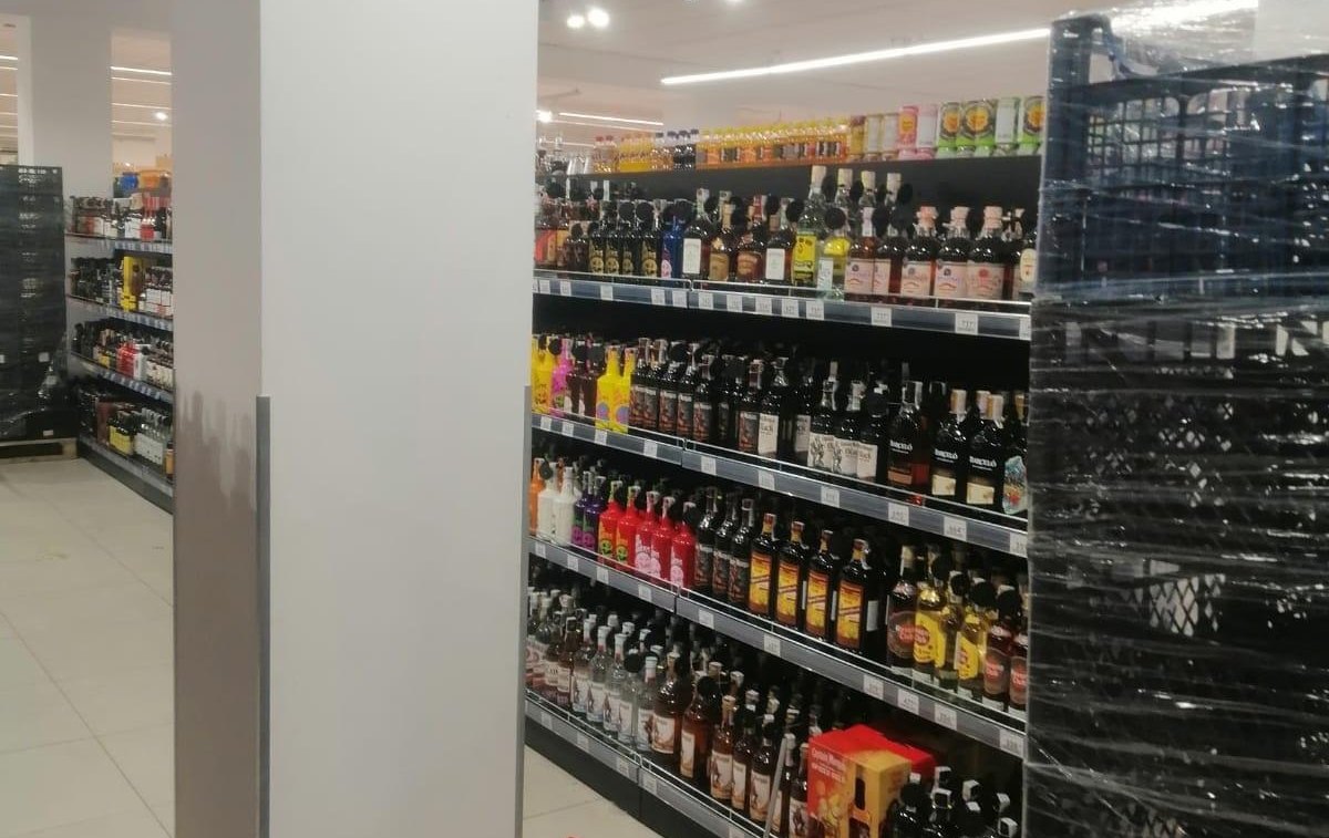 Крупный харьковский супермаркет продолжал торговать спиртным, несмотря на запрет