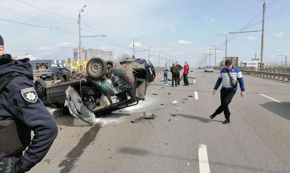 ДТП в Харькове: две машины перевернулись, есть жертвы (фото)