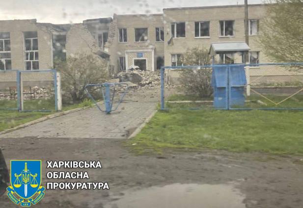 В Харьковской области обстрелами разрушена школа (фото)