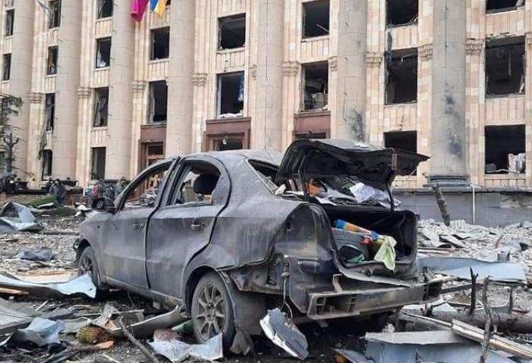 Из здания Харьковской обладминистрации, которое попало под ракетный удар, вывозят документы