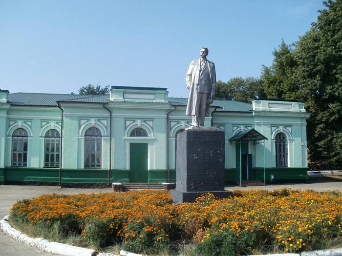 В Харьковской области снесли памятник Горькому (фото)