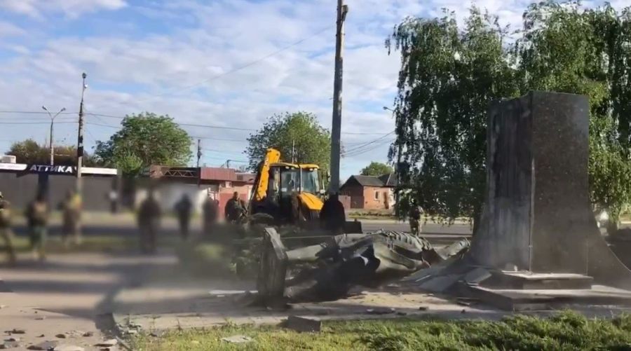 В Харькове снесли памятник Александру Невскому (видео)