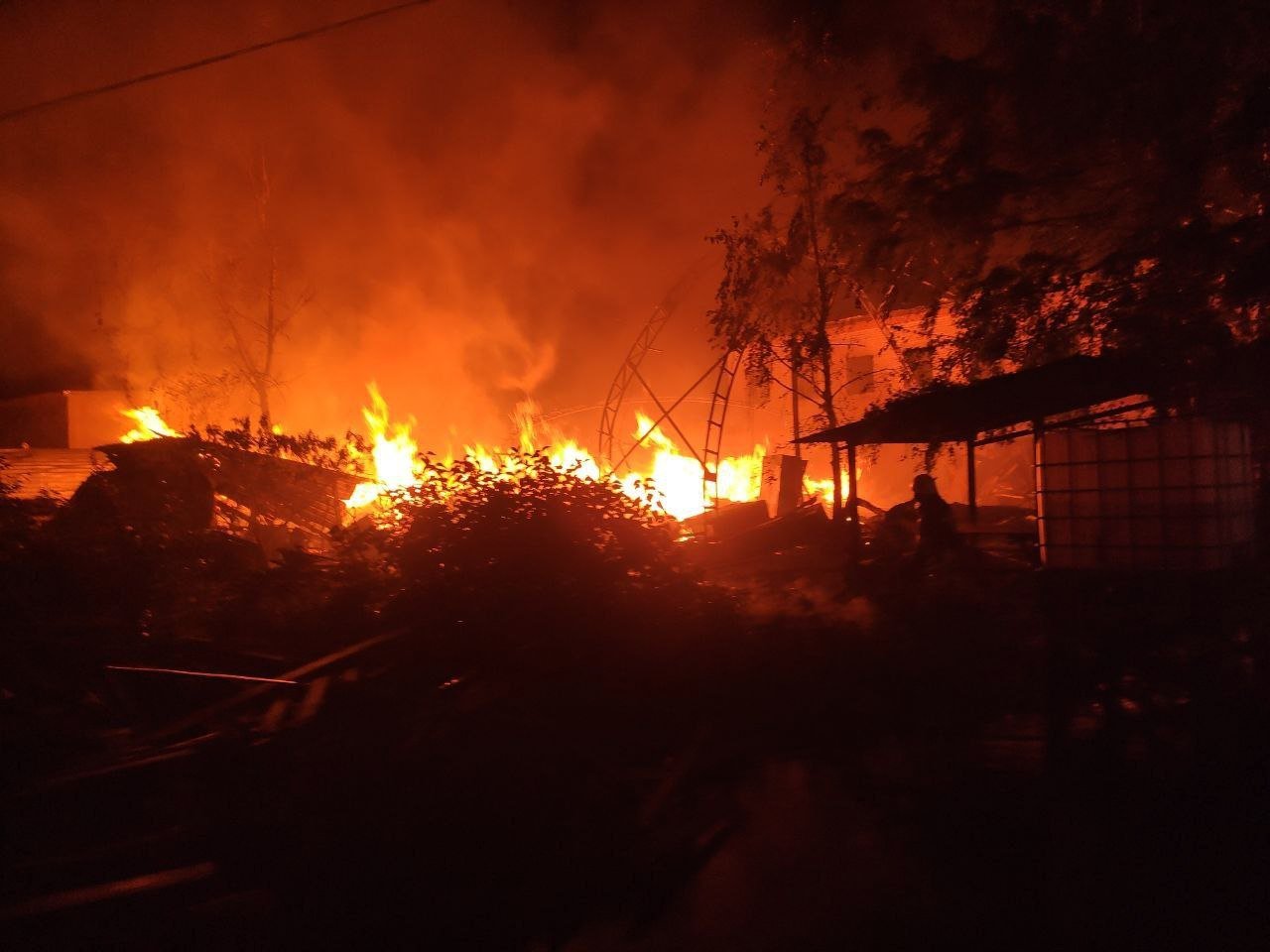 В Харькове после обстрела - огромный пожар на складе
