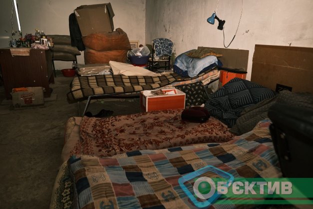 Больше 100 дней не выходили на улицу: как живут люди в одном из харьковских бомбоубежищ (фото)