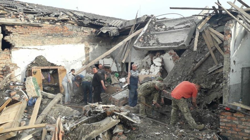 Войска РФ впервые ударили по селу в Золочевском районе: фото последствий