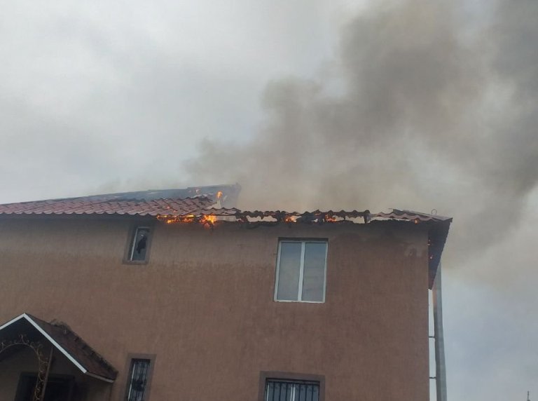 В Харьковской области от удара молнии загорелся дом