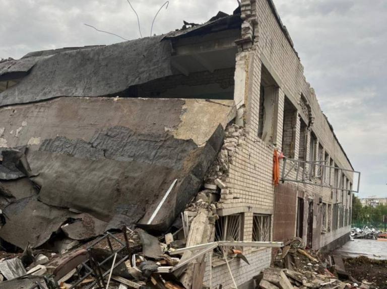 Как выглядит разрушенная российской ракетой школа в Харькове: фото
