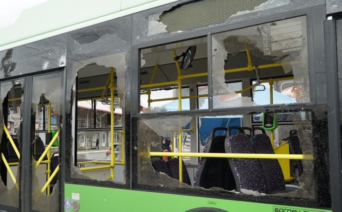 В Харькове под обстрел попал водитель троллейбуса, он ранен