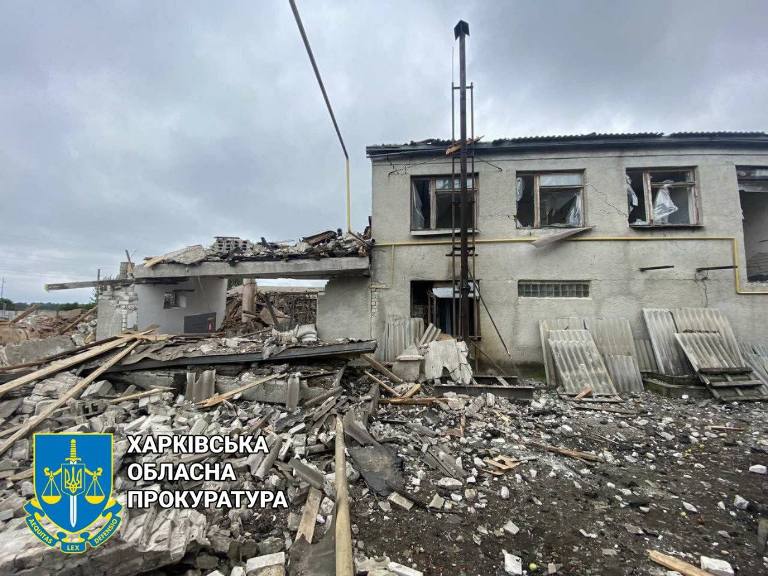 В пригороде Харькова ракетным ударом разрушено предприятие