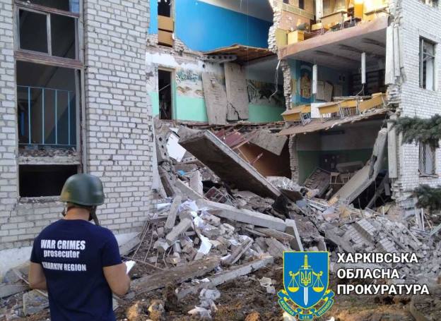 Российская ракета разрушила колледж в Харьковской области (фото)