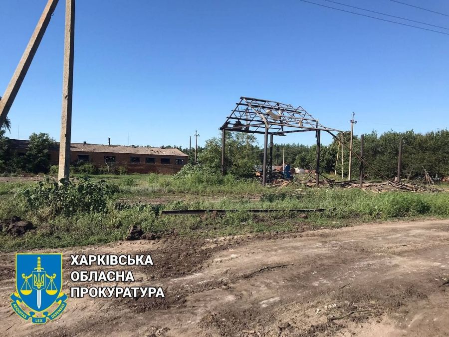 В Харьковской области ракетным ударом разрушено фермерское хозяйство (фото)