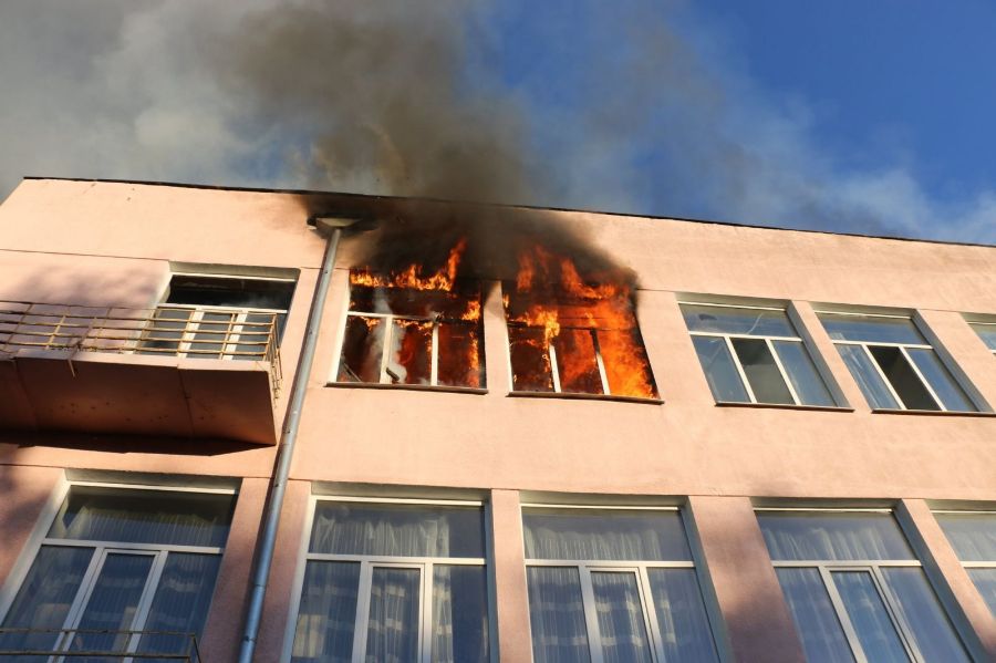 Пожар в училище в Харькове, которое попало под ракетный удар, тушили больше 12 часов (фото, видео)