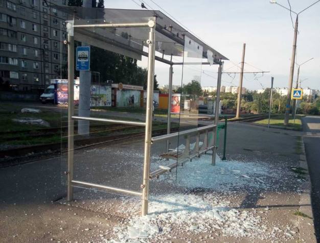 В Харькове под обстрел опять попала остановка: фото с места событий