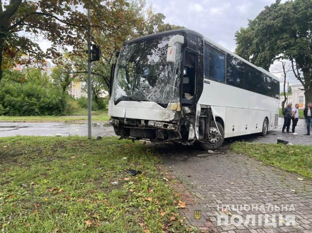 В Харькове столкнулись две легковушки и автобус: есть пострадавшие (фото)