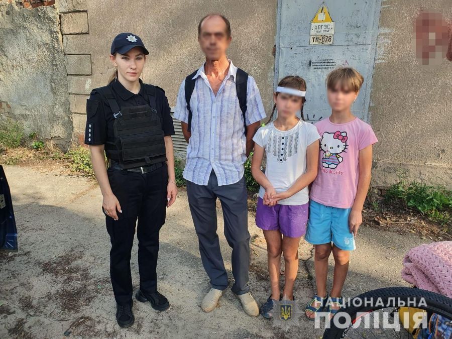 В Харькове две девочки сбежали из дома из-за бабушки: она их бьет