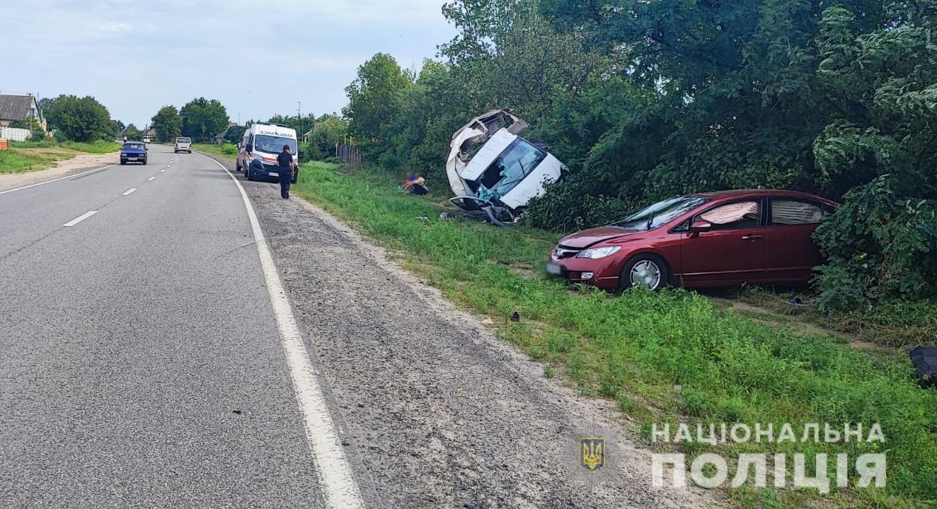 У передмісті Харкова – аварія з вантажівкою, є жертви (фото)