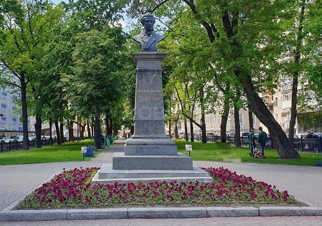 В Харькове предлагают снести памятник Пушкину