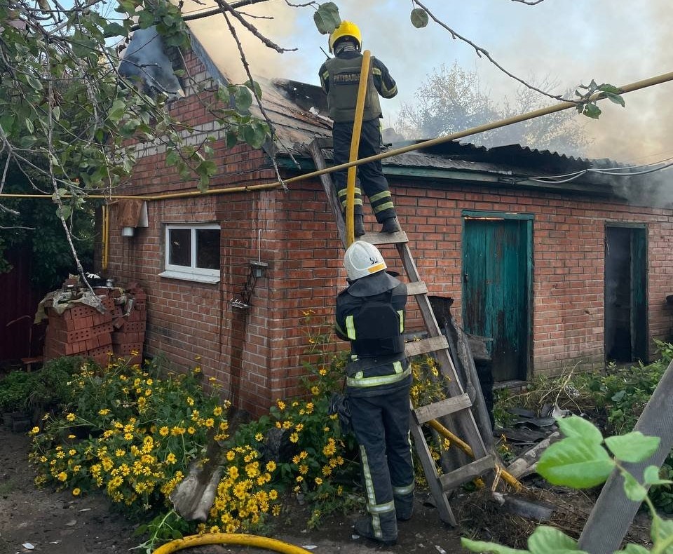 В Харьковской области горел дом после попадания снаряда