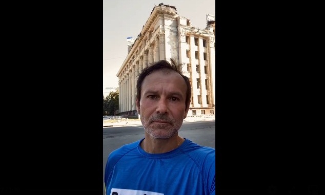 Святослав Вакарчук пробежал 12 километров по Харькову