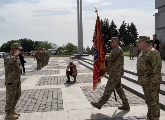 Тероборона Харькова получила боевой флаг из рук Залужного (видео)