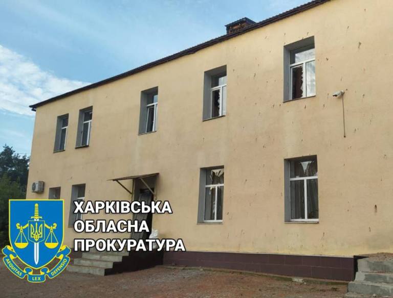 Огромная воронка и выбитые окна в школе: последствия ночного обстрела Харькова
