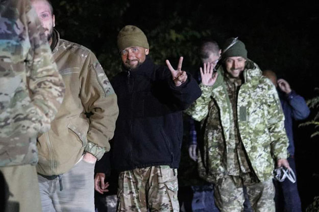 Из российского плена освобождены больше 200 украинцев, в том числе бойцы и руководство "Азова". Их обменяли на Медведчука (фото)