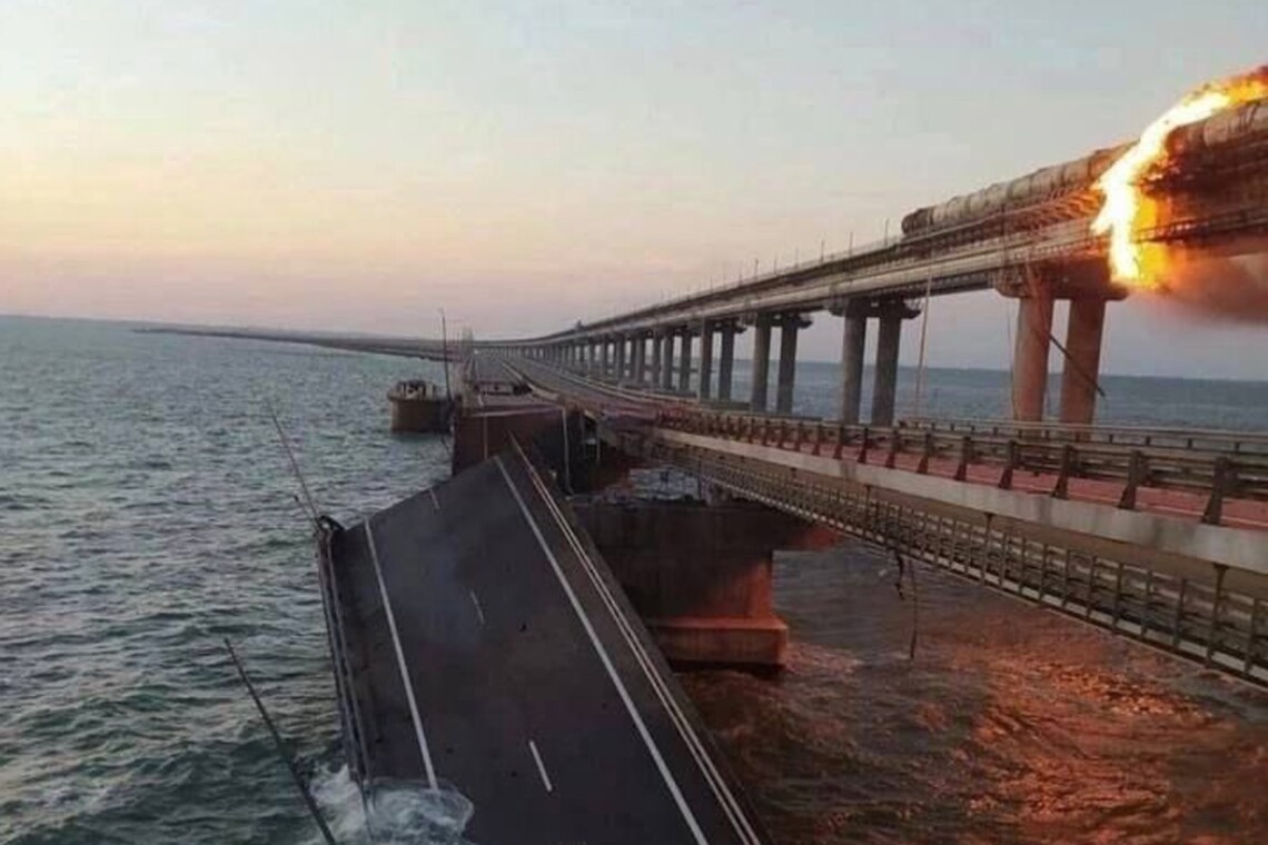 На Крымском мосту - взрыв и пожар, часть дорожного полотна обвалилась (фото, видео)