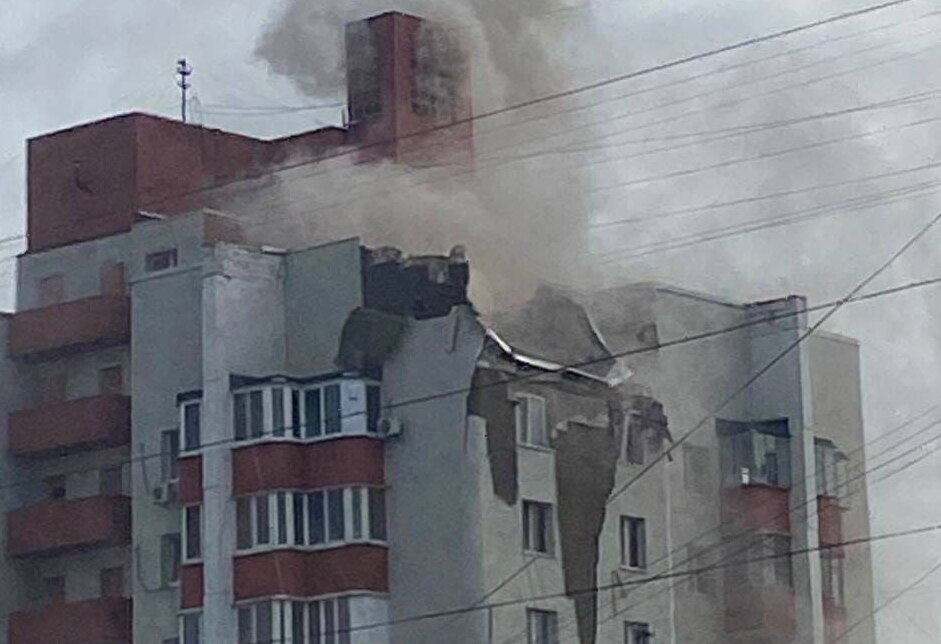 Ракети, які запустили з Білгорода на Харків, "самоліквідувалися" над РФ і впали на житловий будинок (фото)