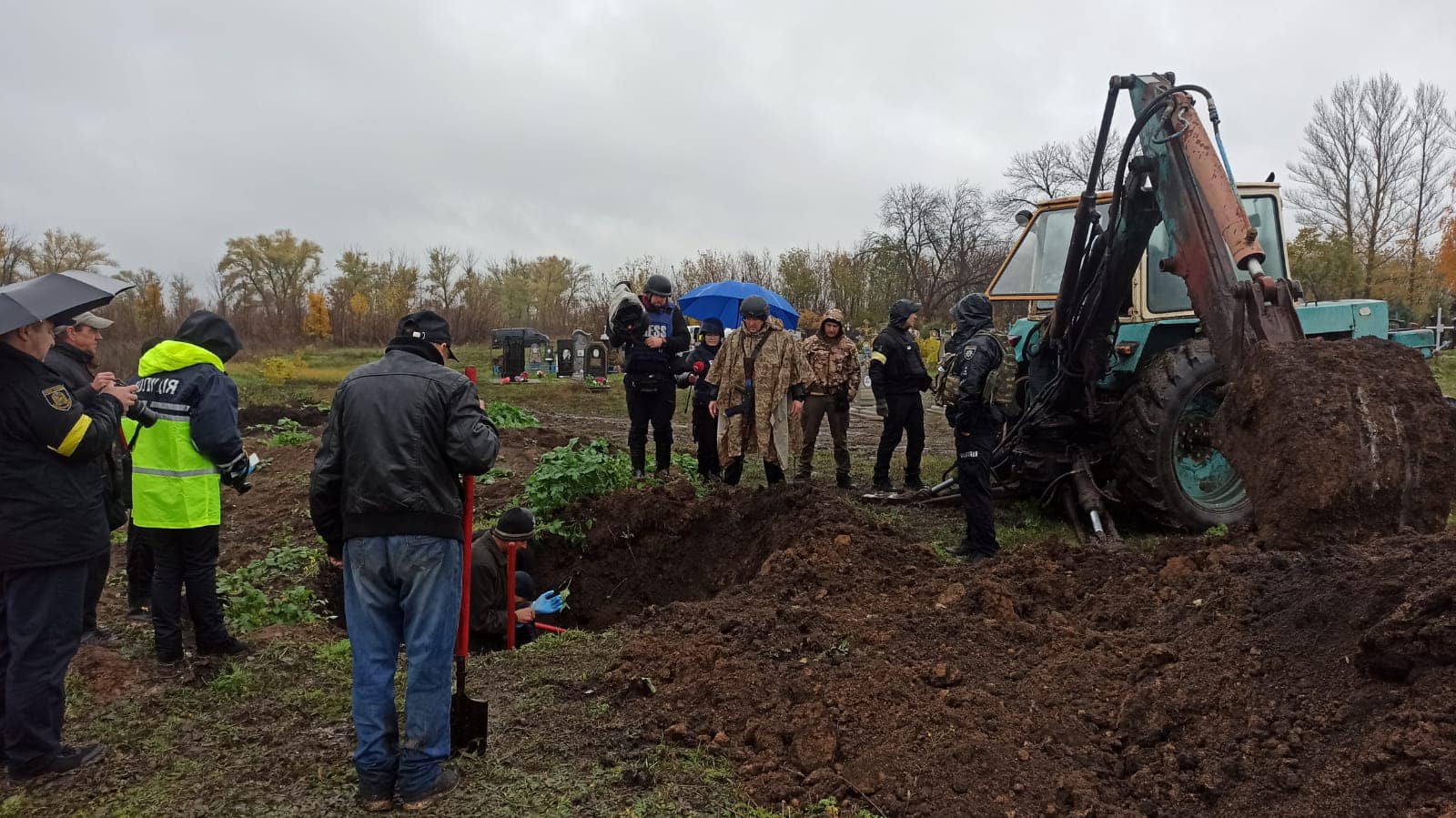 На Харківщині знайшли масове поховання бійців ЗСУ (фото)