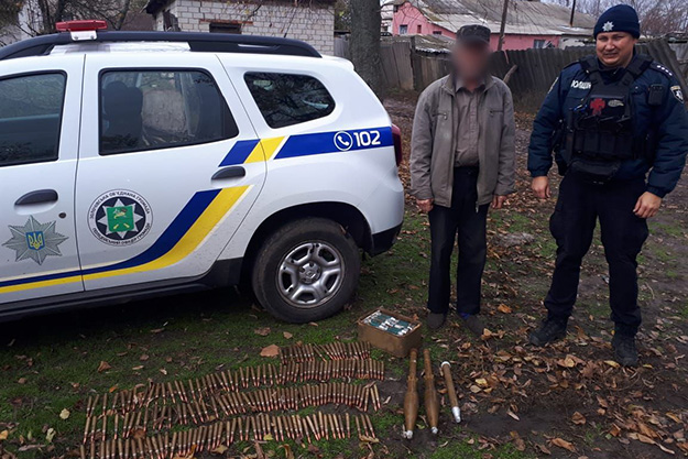 Житель Харьковской области нашел в лесу патроны и ящик с гранатами