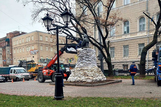 У Харкові пам'ятник Гоголю обклали мішками (фото)