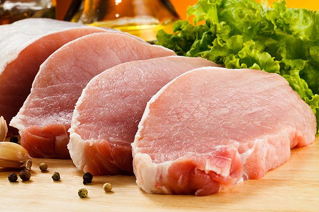В Харькове изымают из продажи некачественную свинину