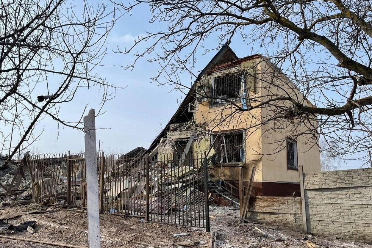В Харьковской области разбитые обстрелами дома продают за бесценок "под компенсацию"