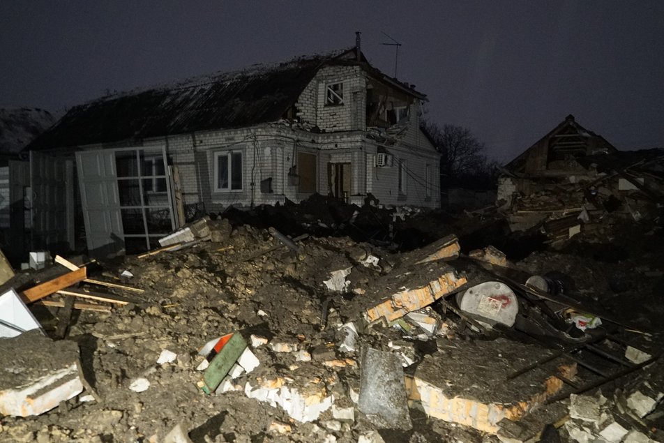 Машину подбросило в воздух, дома разрушены: РФ ударила ракетами по пригороду Харькова (фото)