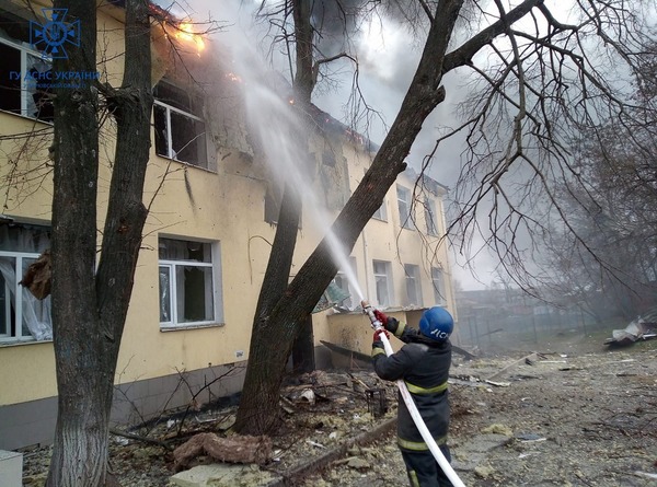 В Харьковской области - крупный пожар после обстрела, горел лицей (фото)