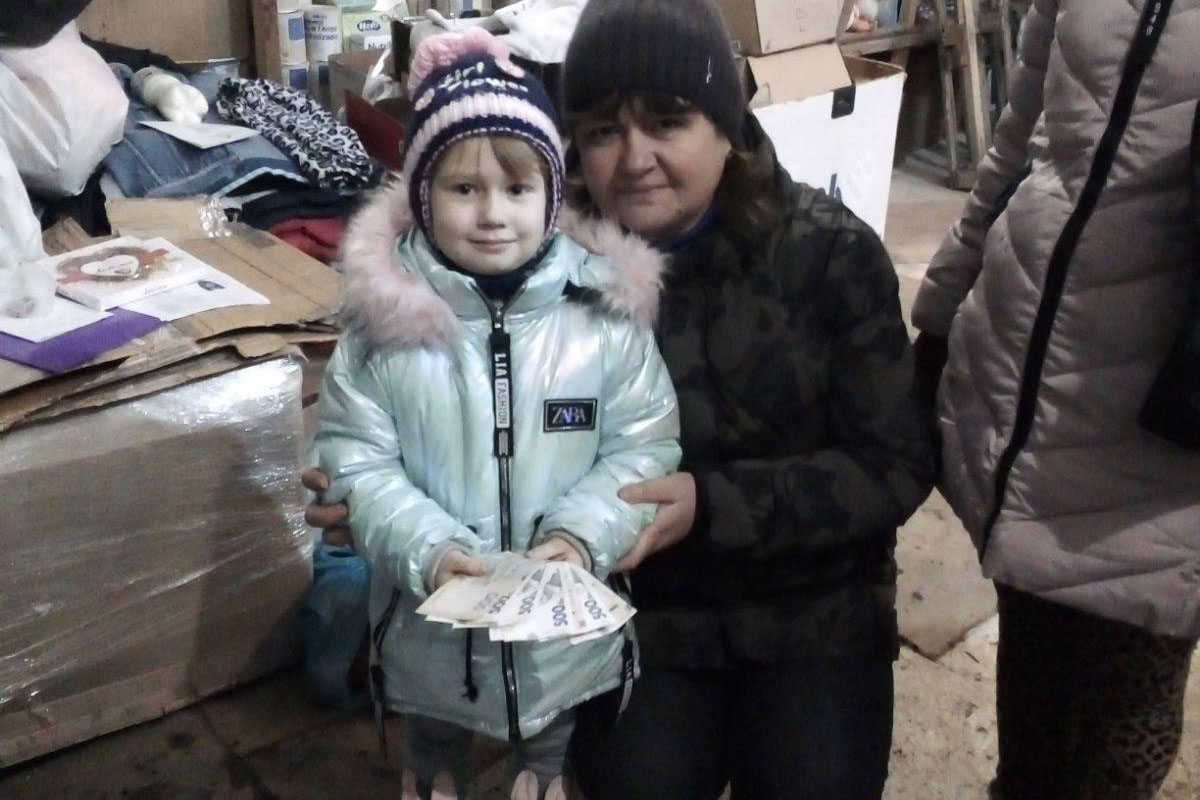 Маленькая девочка из Харьковской области отдала все свои деньги на квадрокоптер для ВСУ