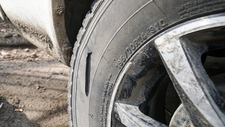 В Харькове на машинах массово порезали колеса