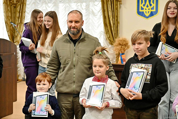 Школьникам Харьковской области раздали планшеты
